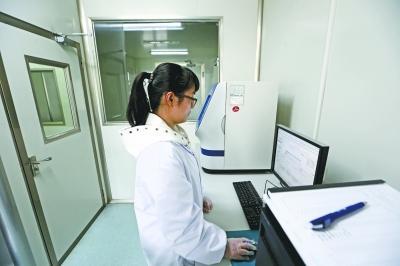 30年前看别人下棋弄丢儿子 30年后亲子鉴定终认回